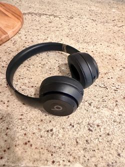 LIKE NEW! Beats Solo4 headphones