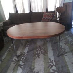 Beautiful Table 6 Feet By 3 And 1/2 Feet Just Like New