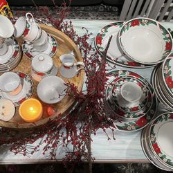 Christmas Plates  Vintage Tienshan  Fine China