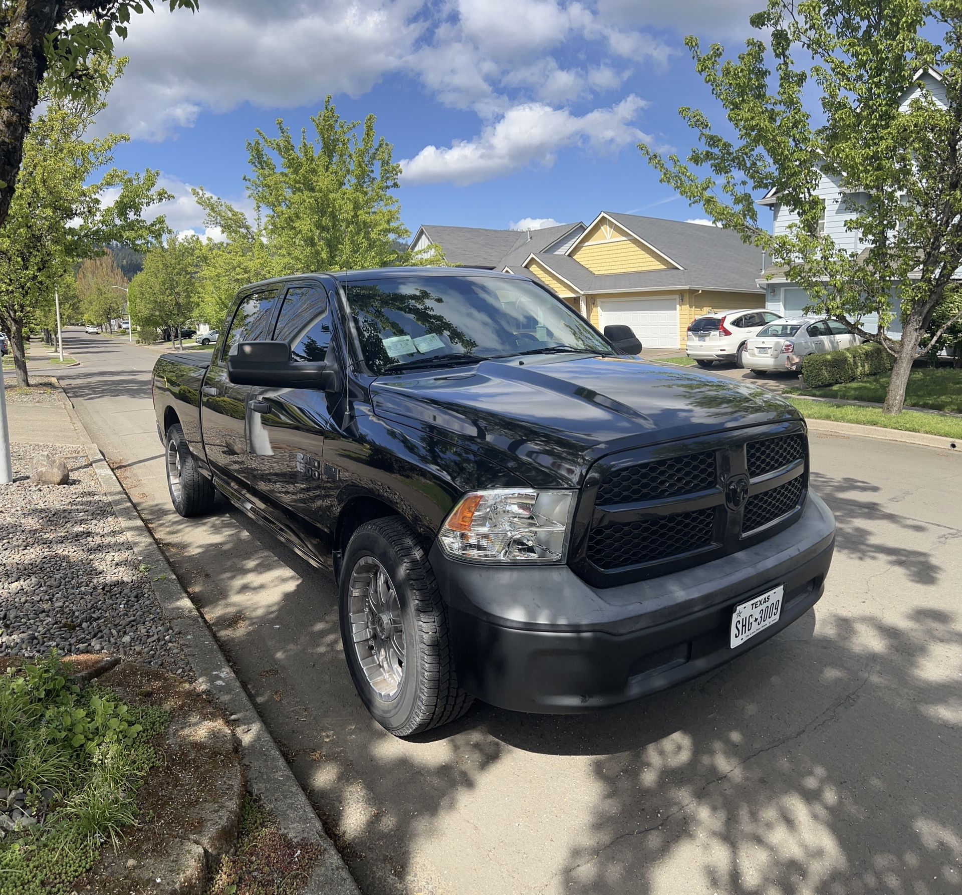 2015 Dodge Ram 1500 Crew Cab 2wd 4 Door Seats 6.  41k Miles. Truck Bed Cover V8 Hemi Gas Automatic 