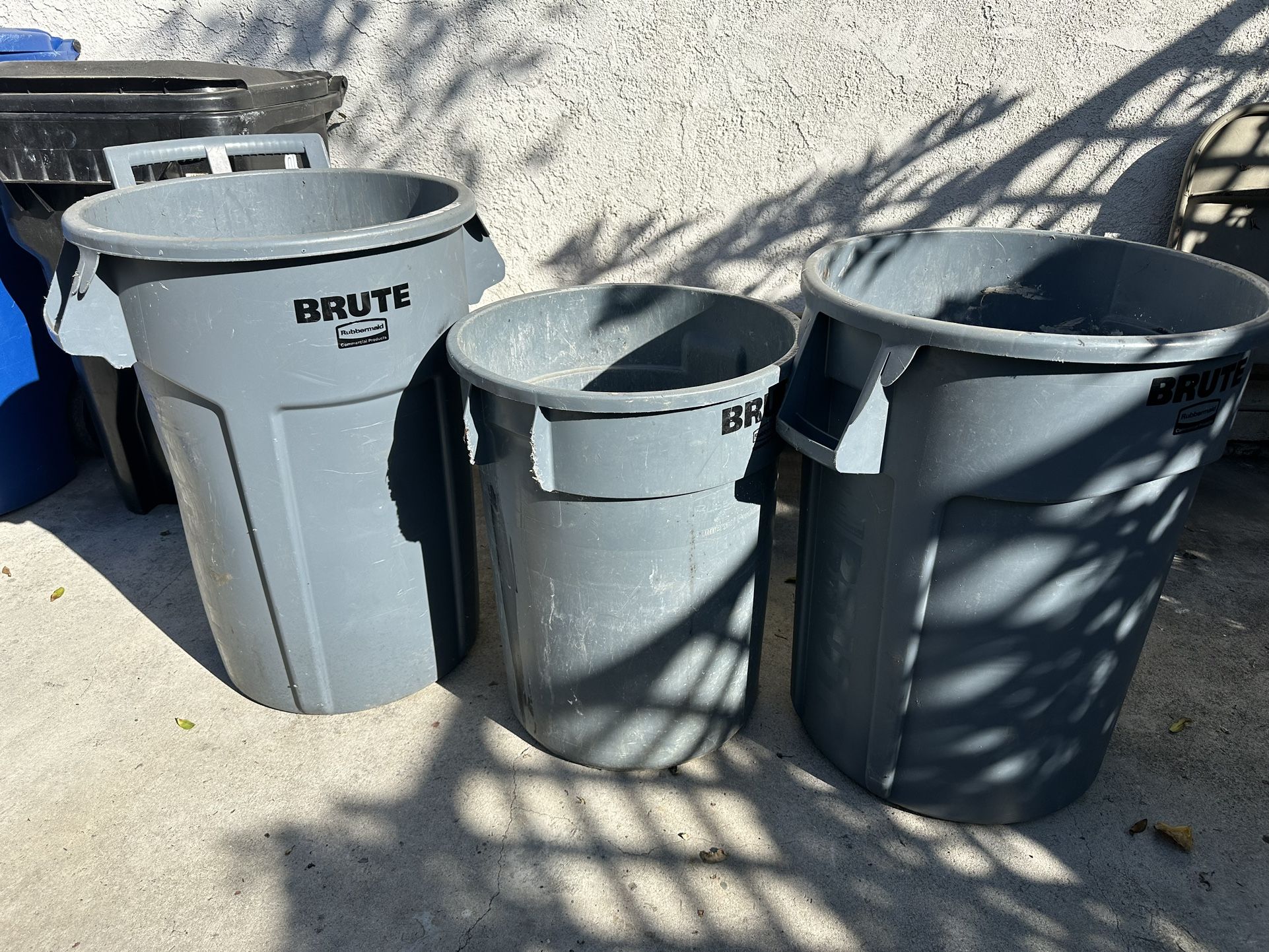 Brute Rubbermaid Commercial Trash Bin