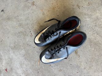 Boys youth soccer cleats size 5.5