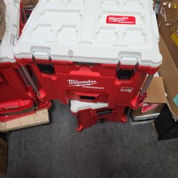 40qt XL Milwaukee PACKOUT Cooler, New, With Tray And Cutting Board, Financing Available 