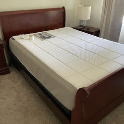 Queen Bed Set, Mattress And Box Spring