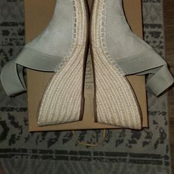 New Women Size 9 Slip Ons Comfy Fit