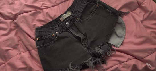 Woman's Distressed Levi's Shorts 32x30 