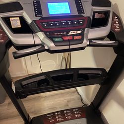 Sole F63 Treadmill (Good Condition) 