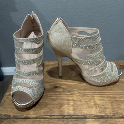 gold heels 7.5  new