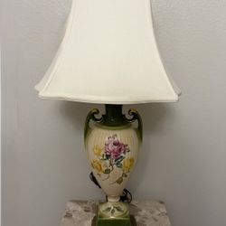 Vintage Floral Table Lamp – Elegant Porcelain & Brass Base 
