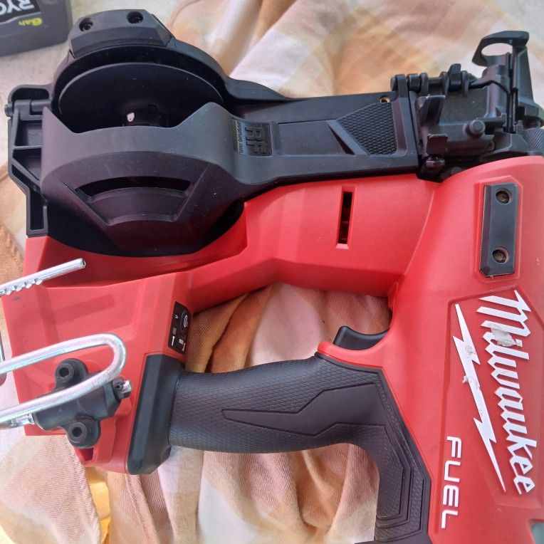 Milwaukee
M18 FUEL 18-Volt Lithium-Ion Brushless Cordless Coil Roofing Nailer (Tool Only)