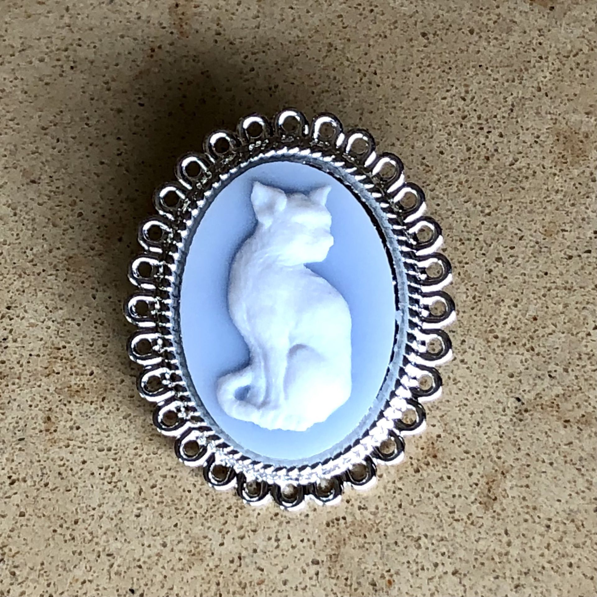 🐈 Beautiful, new, blue and white cat resin cameo silver tone pin brooch