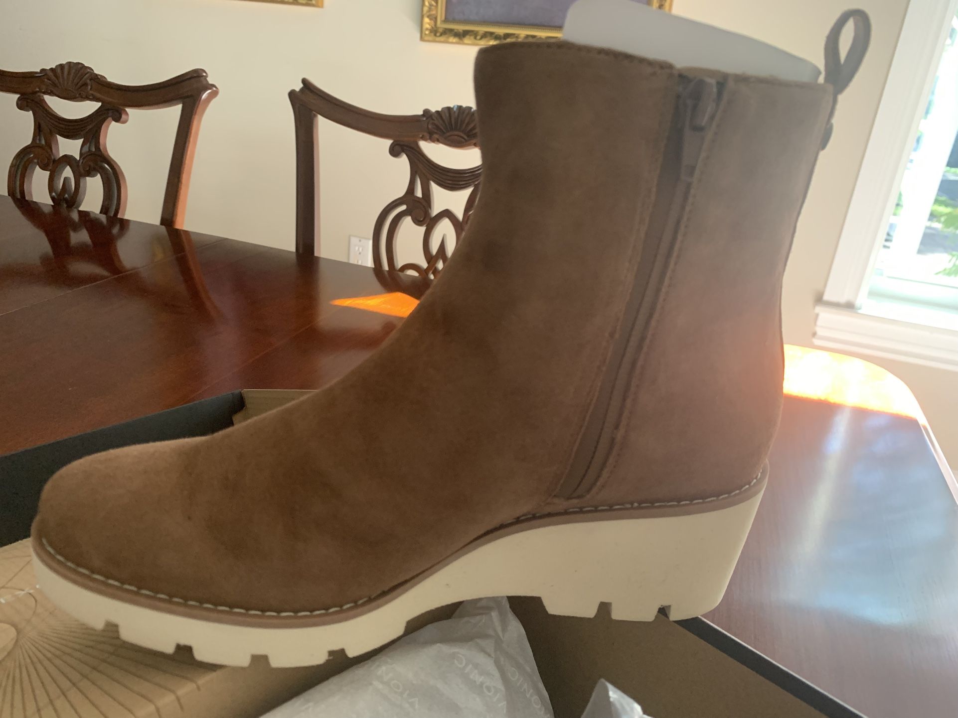 Women’s VIONIC Brand Boots SZ 8