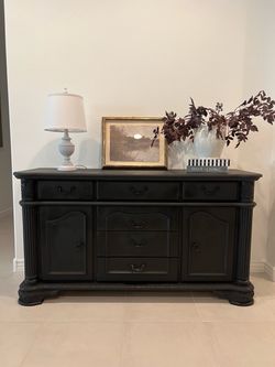 Beautiful credenza - buffet- entry table - media console - dresser