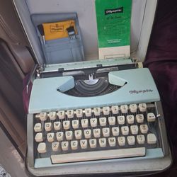 Vintage 1960s Olympia SF De Luxe Typewriter – Pastel Blue – Complete Set with Manual & Cleaning Kit – Fully FunctionalDescription:For sale is a vintag
