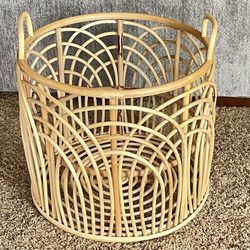 BEAUTIFUL ARCH BOHO LARGE RATTAN WICKER WOOD BASKET FOR LAUNDRY BLANKETS ETC 16” TALL 17” W 