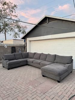 HUGE LIVING SPACES SECTIONAL ***FREE DELIVERY ***