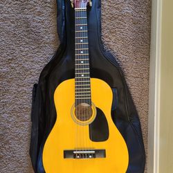 1/2 size acoustic guitar. Excellent Condition, in Case