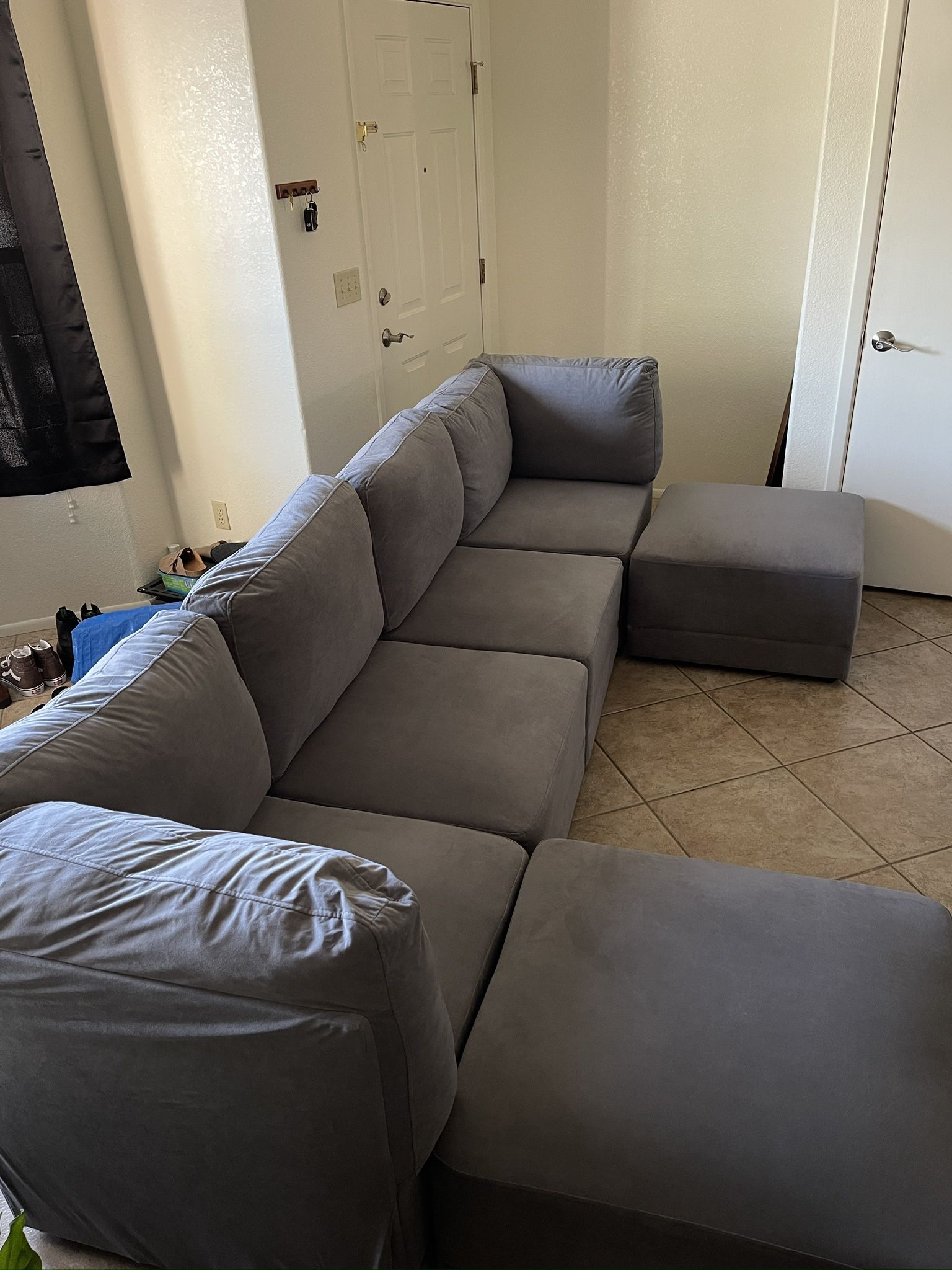 Sectional Couch With 2 Ottomans