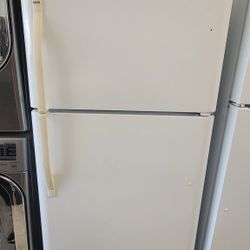 Top Freezer Refrigerator Used In Good Condition With 90days Warranty  From $325 Up To $350