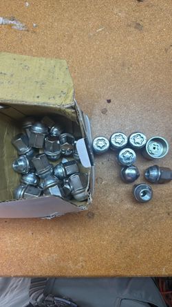 Lug nuts with their lock tool
