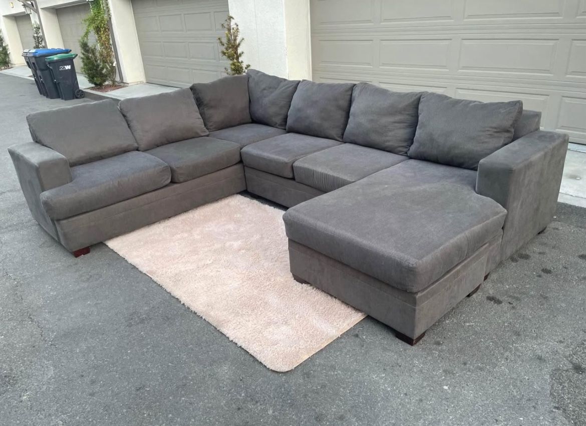 Huge Dark Grey Sectional Couch Sofa From Living spaces In Excellent Condition - FREE DELIVERY 🚚