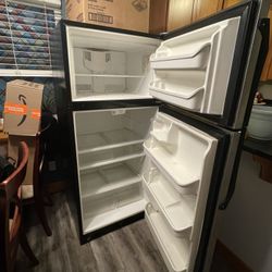 Good Size refrigerator 