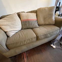 $75 Living Room Set With Coffee Table And Pillows 