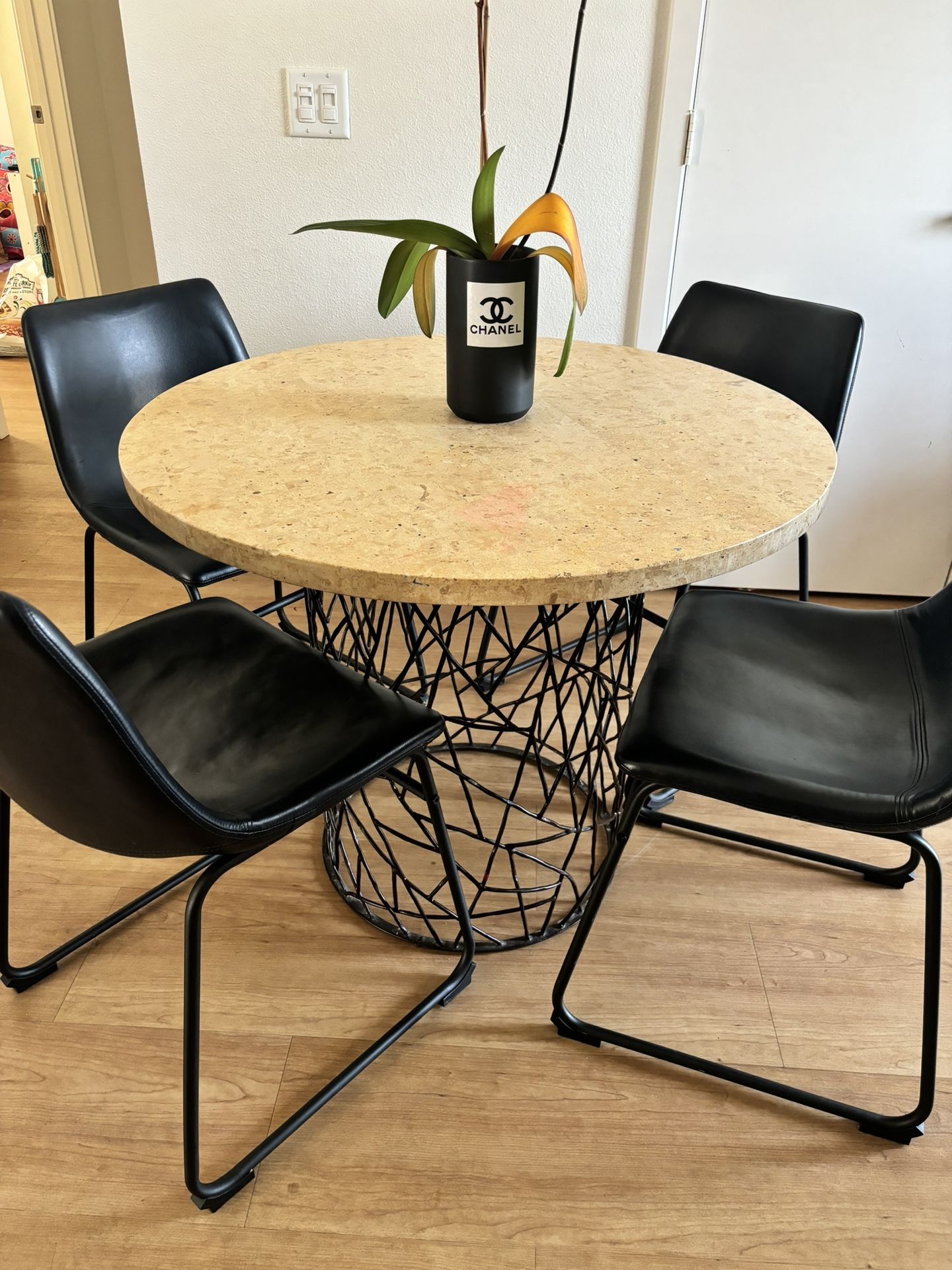 Circle Dining table 4 chairs