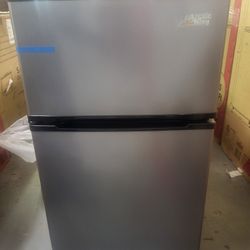 Refrigerator
Arctic King 3.2 Cu. Ft. Refrigerator
