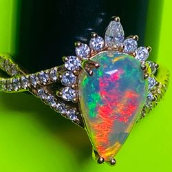 Stunning 14k Gold Opal/Diamond Ring 