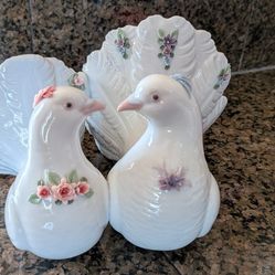 Lladro Kissing Doves With Flowers