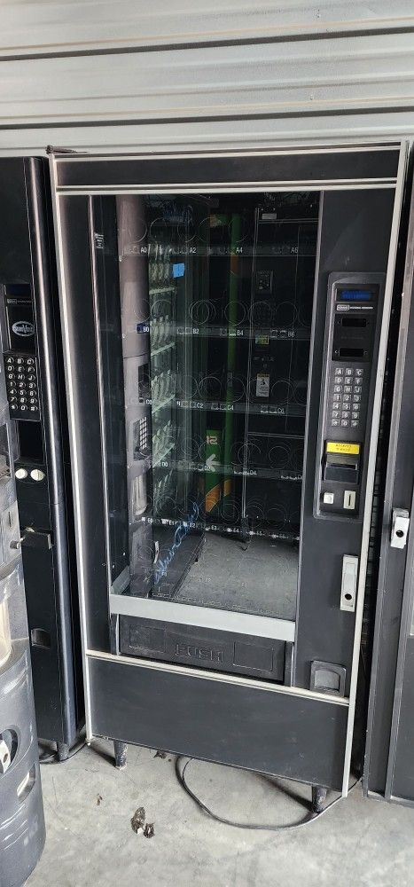 SNACK VENDING MACHINE