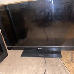 3 32 Inch TVs And Microwave 