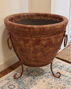 Large rustic terracotta planter indoor/ covered outdoor in perfect condition