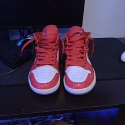 Barely Worn Jordan 1 Mids