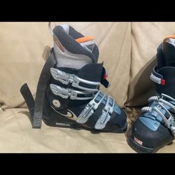 Ski Boots Women’s Size 6, Mondo 24