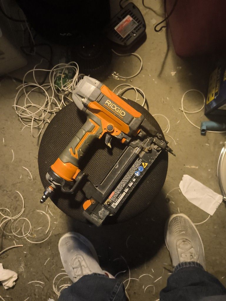 RIDGID Pneumatic 18-Gauge 1-1/2 in. Finish Stapler
