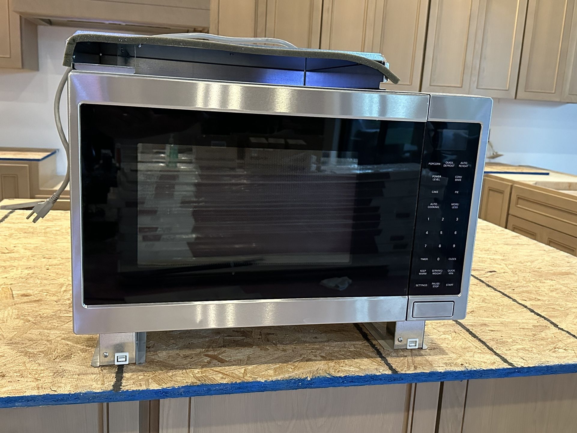 Thermador 24” Built In Microwave And Trim Kit (MCES/01)
