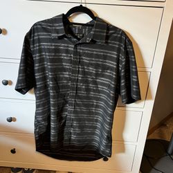 Quicksilver mens short sleeve button down shirt. Size medium.
