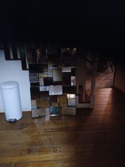 Mirror With Mirrors  Very Large And Heavy And 2 Of Mirrors Have A Crack