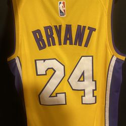 Kobe Bryant - Los Angeles Lakers - Nike Swingman Jersey - Size 44 - Men's  Medium - Purple & Gold - 24 for Sale in Modesto, CA - OfferUp