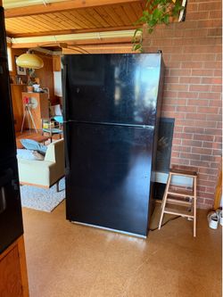 Fridge Whirlpool 21 Cu. Ft. Top-Freezer Refrigerator (2023 Model) – Like New – $425