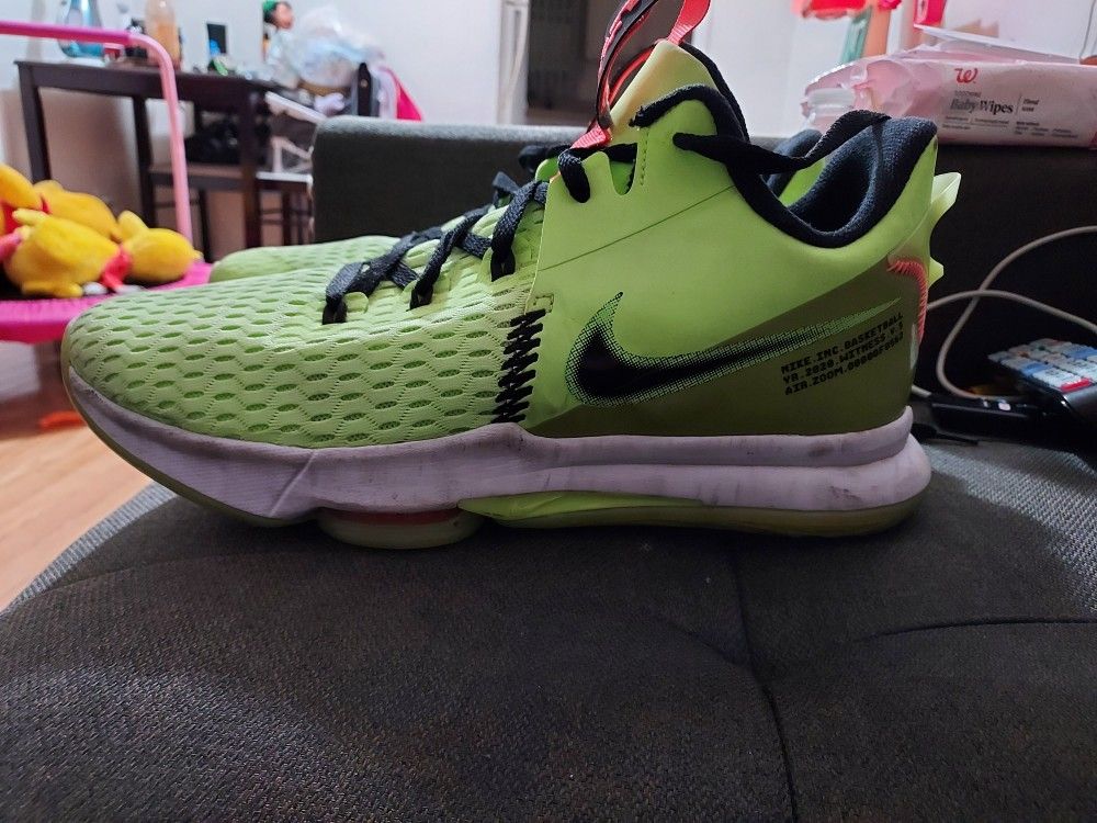 Nike LeBron Witness 5 'Grinch' Basketball Shoes