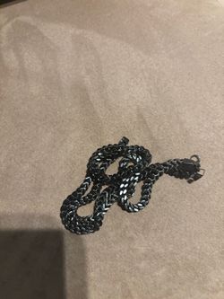Black metallic necklace