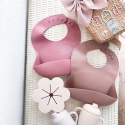 New Jamie Kay Silicone Mealtime Bundle Cups + Flower Snack Bowl + Bibs