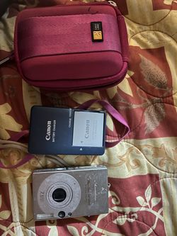 Canon PowerShot SD700 IS Digital Camera Bundle – Battery, Charger & Case