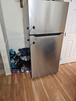 Insignia NS-RTM18SS7 Stainless Steel Top Freezer Refrigerator