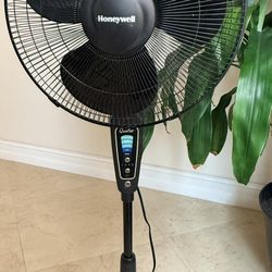 Fan Honeywell Quietset 16" Whole Room Stand 5-Speed Fan, Model #HS-1655, Black with Remote