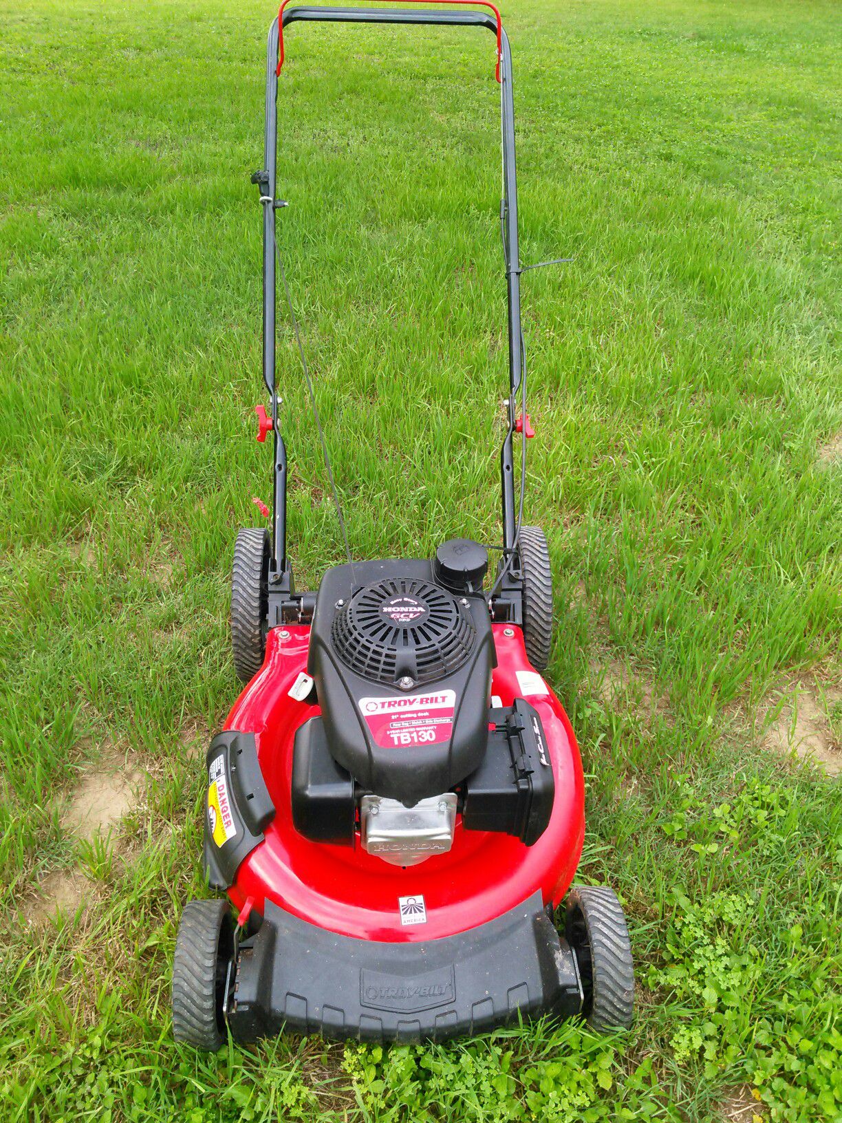 Almost in brand new condition Troy-Bilt push lawn mower with Honda engine works absolutely great guaranteed to turn on on first pull