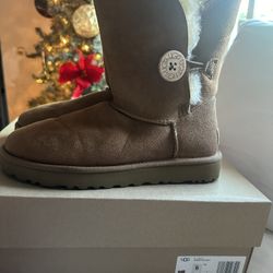 UGG Bailey Button II